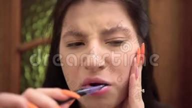 牙疼的女孩刷牙，摸脸颊龋齿疼痛